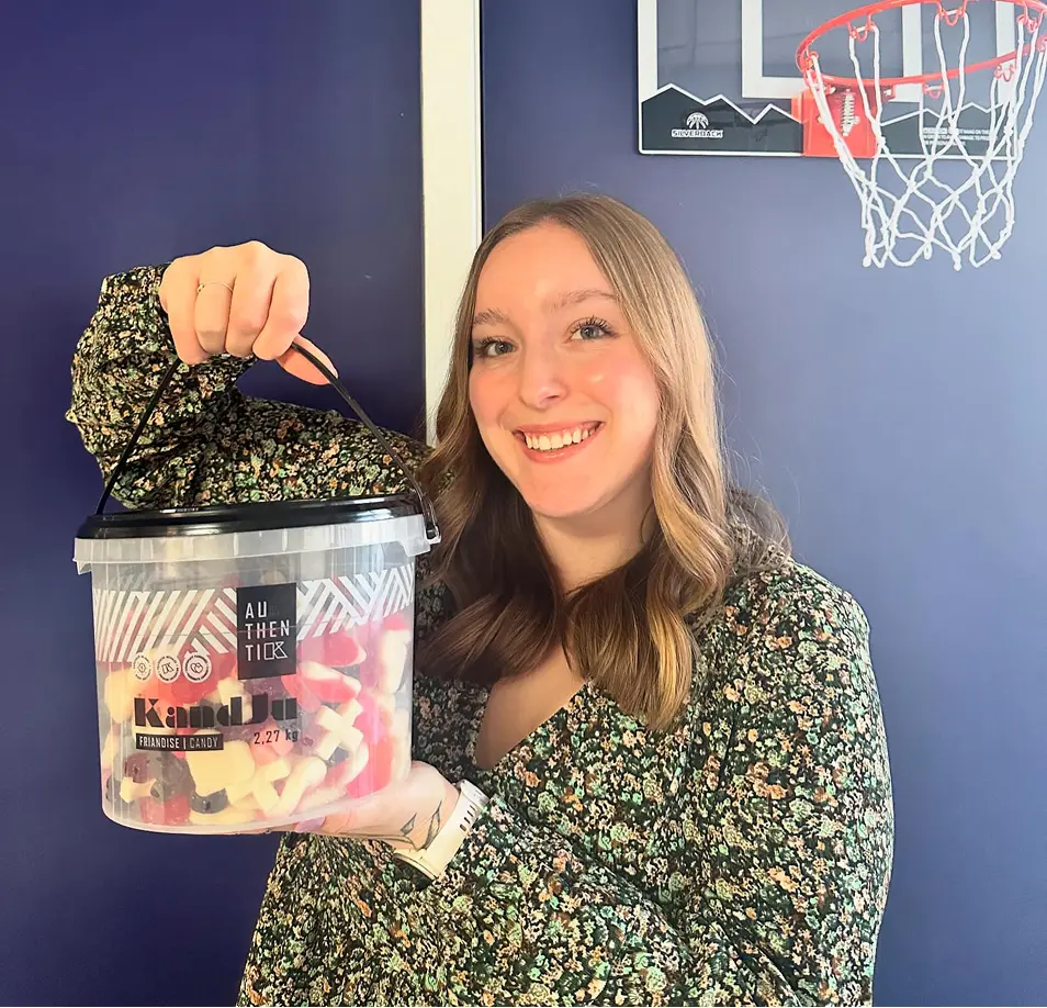 Membre de l'équipe avec un seau de bonbons