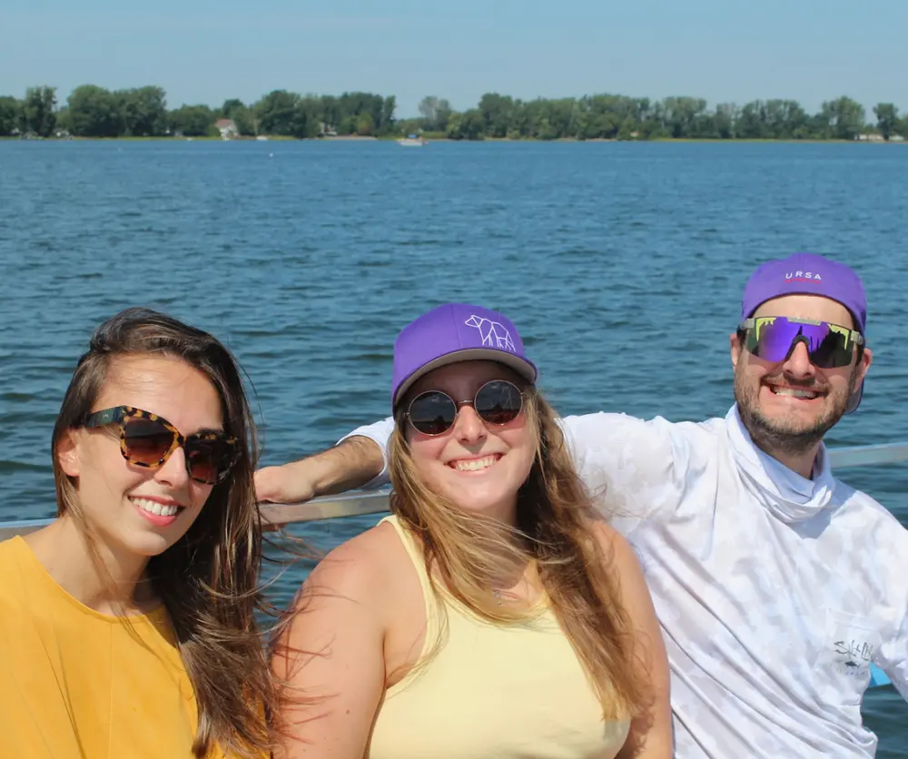 Membres de l'équipe sur l'eau